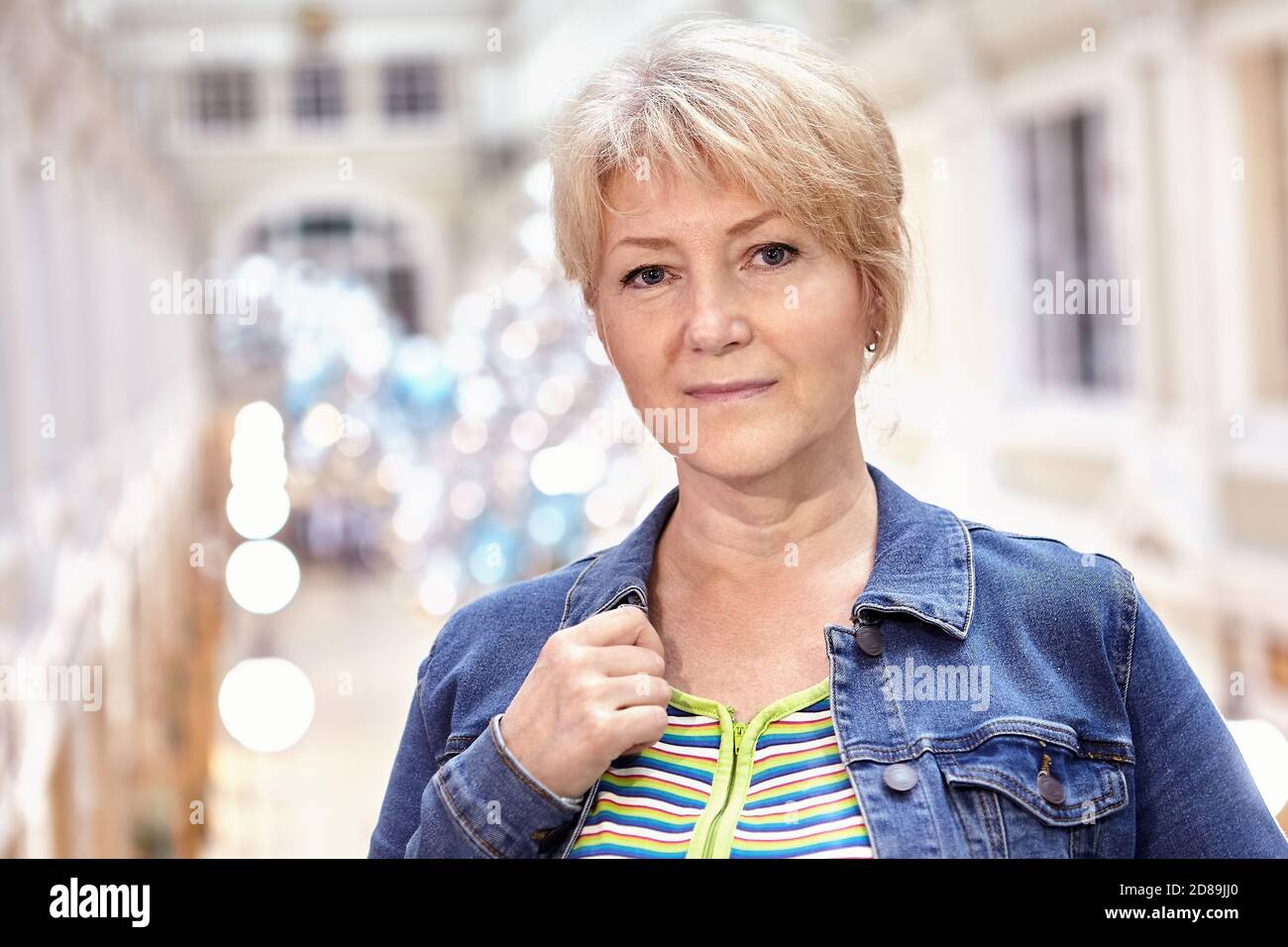 Portrait d'une jolie blonde mûre dans un centre commercial. Banque D'Images