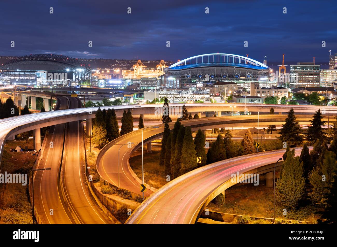 Seattle, Washington, États-Unis autoroutes et circulation de nuit. Banque D'Images