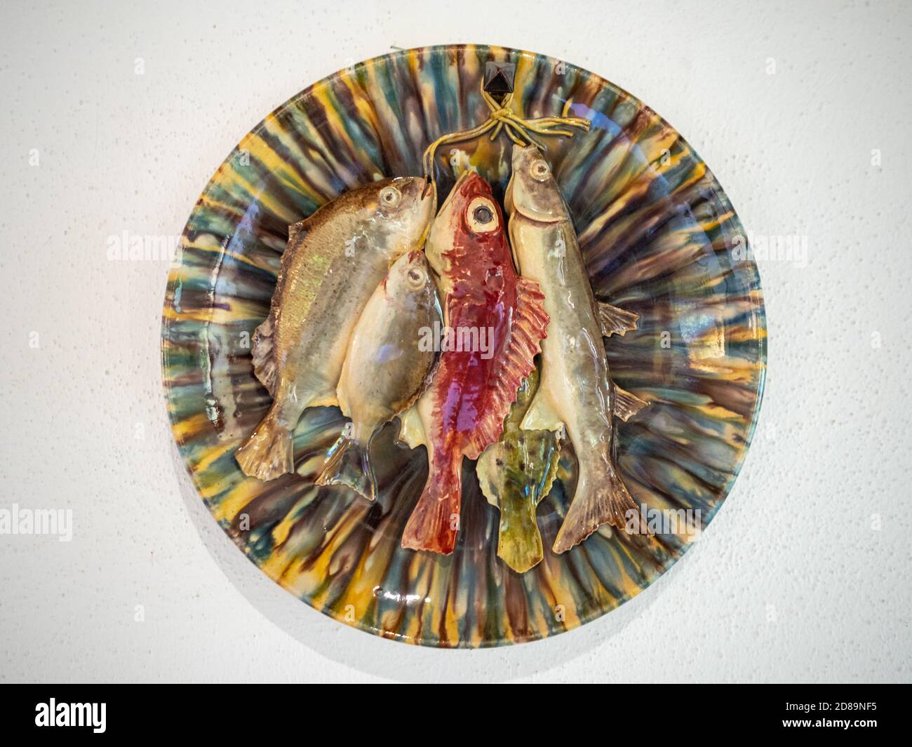 Plaque de céramique Rafael Bordalo Pinheiro avec poisson Banque D'Images