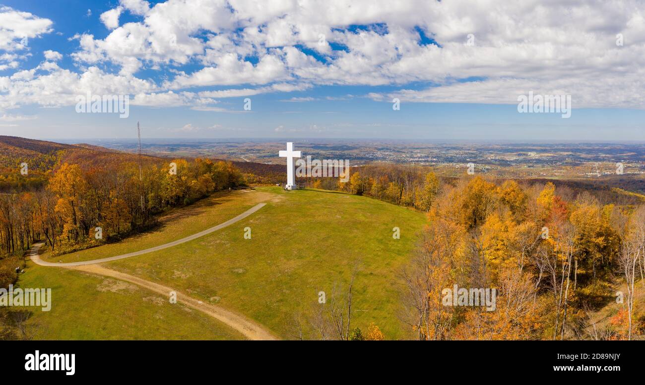 Vue aérienne par drone de la structure métallique de la Grande Croix du