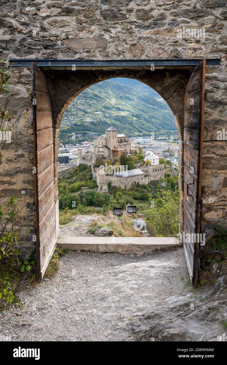 Vue du Château de Tourbillon par la porte au-dessus du Château de Valère à Sion, Valais Banque D'Images
