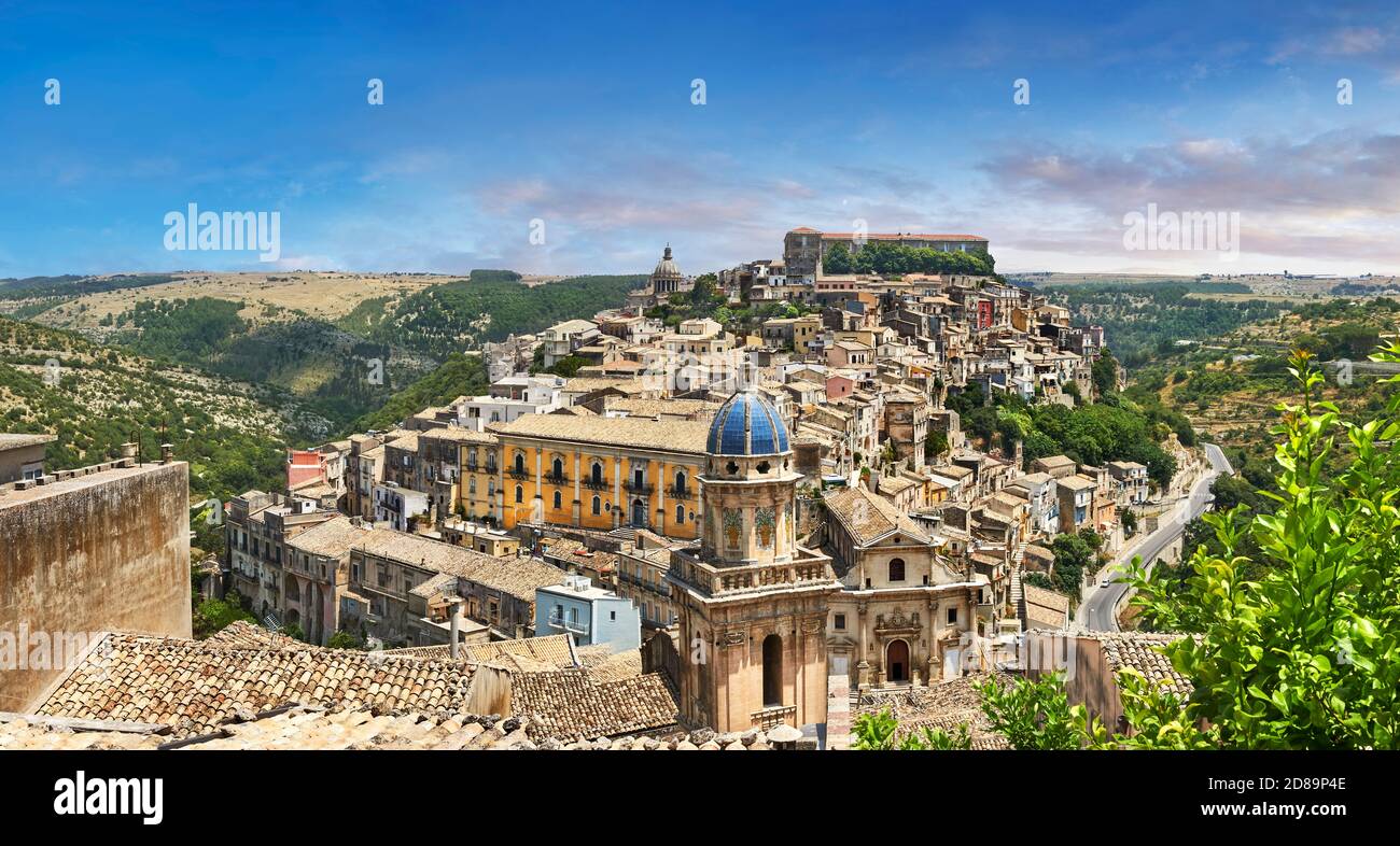 Vue sur Ragusa Ibla - ville sicilienne historique au sommet d'une colline Banque D'Images