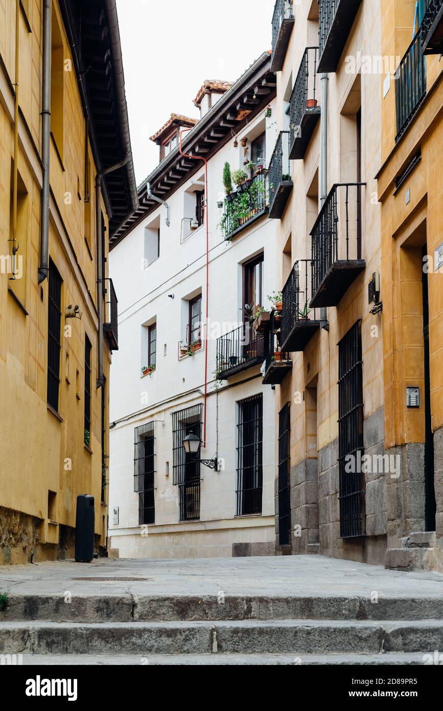 Madrid, Espagne - 4 octobre 2020 : vue pittoresque sur la place Alamillo et la rue Toro dans le centre de Madrid. Anciens bâtiments résidentiels Banque D'Images