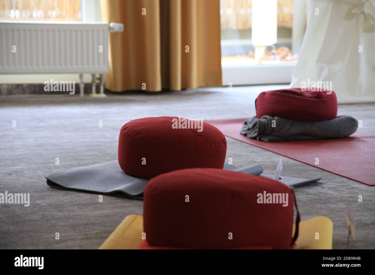 Salle de yoga avec tapis et oreillers sans personne Banque D'Images