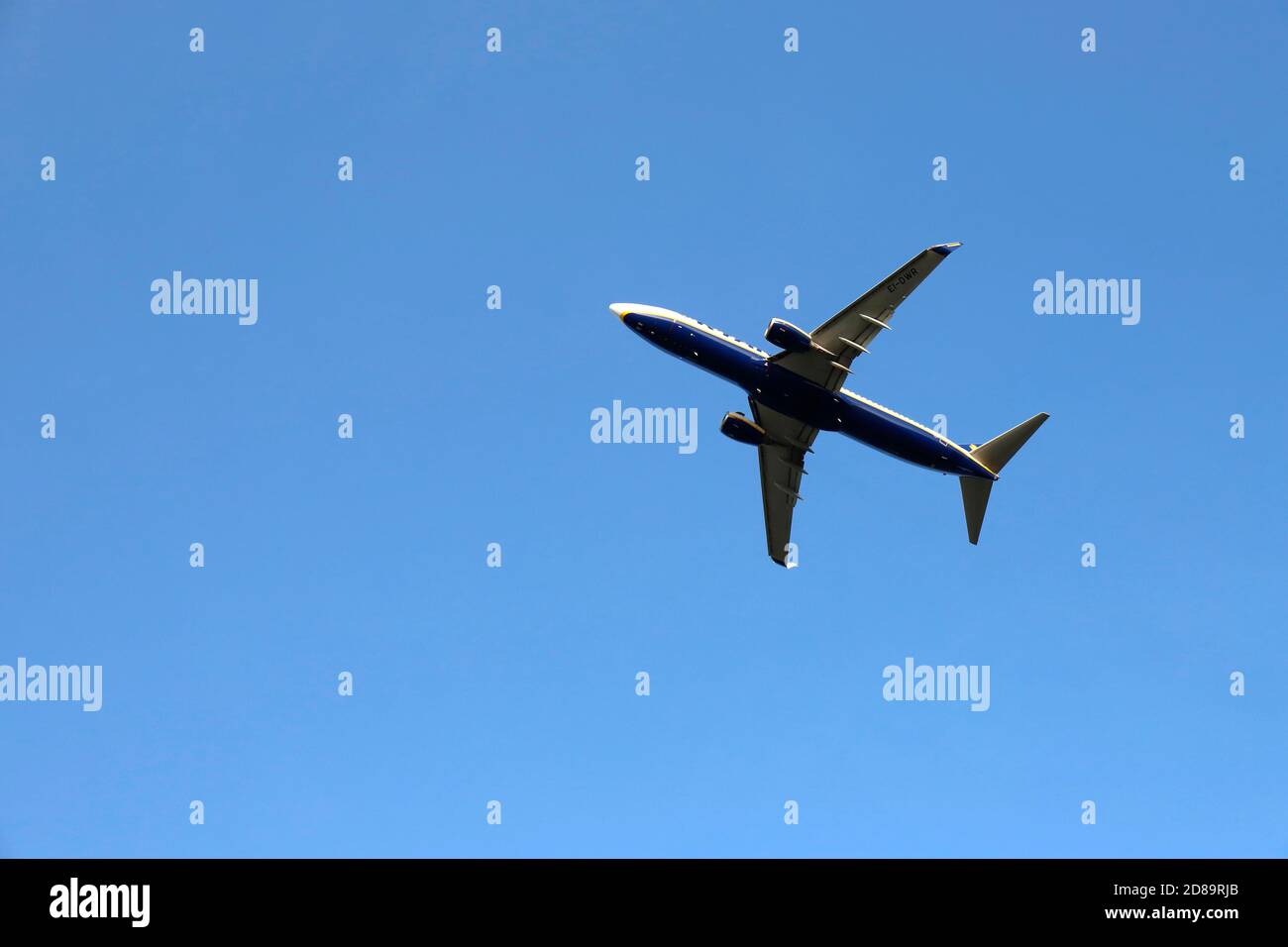 Ryan Air Boeing 737 NG/MAX EI-DYM tiré d'en-dessous à Aéroport de Leeds Bradford Banque D'Images