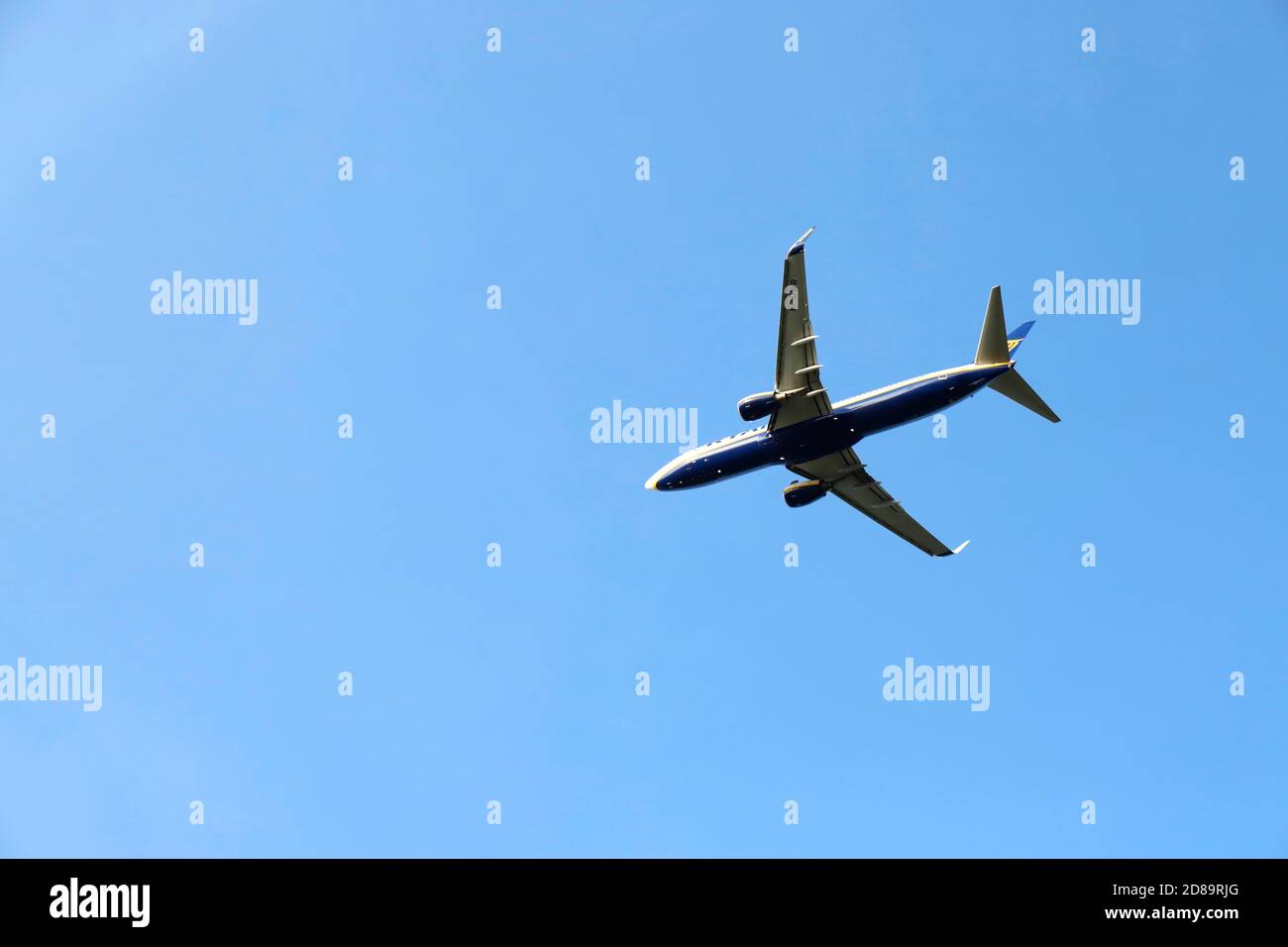 Ryan Air Boeing 737 NG/MAX EI-DYM tiré d'en-dessous à Aéroport de Leeds Bradford Banque D'Images