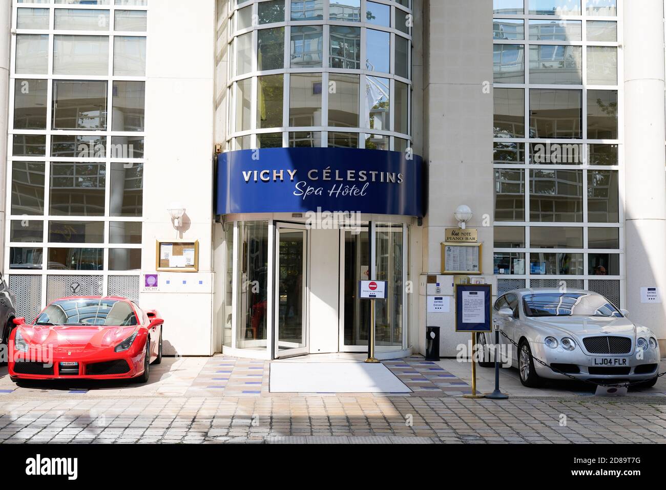 Vichy , Auvergne / France - 10 10 2020 : Vichy Celestins thermal hôtel spa entrée avec voiture de luxe bentley ferrari à Vichy France Banque D'Images
