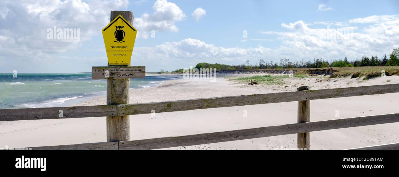 La clôture bloque l'accès au parc national de la région de la lagune de Poméranie occidentale à la mer baltique près de Zingst, Allemagne Banque D'Images