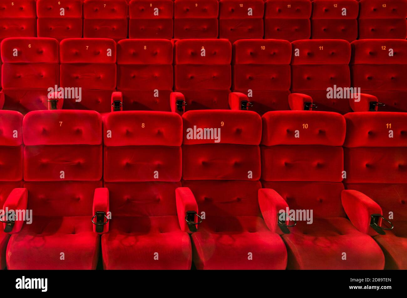 Vider les sièges rouges confortables avec des numéros dans le hall de le cinéma ou le théate Banque D'Images