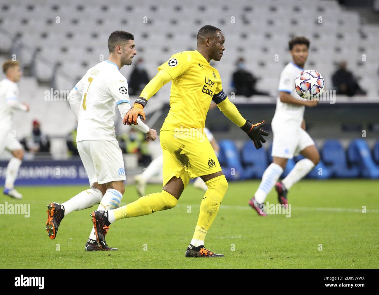 Gardien de but de Marseille Steve Mandanda, Alvaro Gonzalez de Marseille (à gauche) pendant la Ligue des champions de l'UEFA, la scène du Groupe, le match de football du Groupe C be C. Banque D'Images