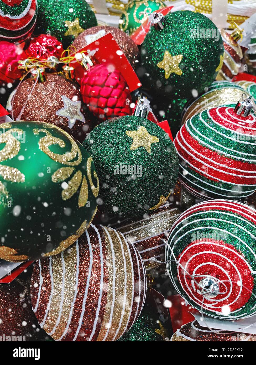 Cadre plein de différentes décorations d'arbre de Noël arrière-plan. Motif boule de Noël Banque D'Images