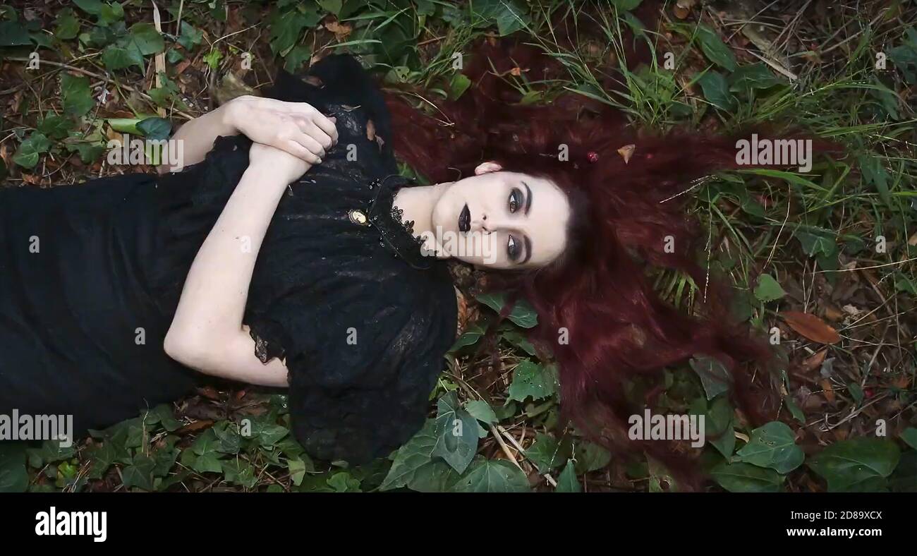 ROYAUME-UNI. Une scène de ©Modern films nouveau film : un lieu parmi les morts (2020). Parcelle: Une exploration de notre obsession culturelle avec les vampires et ce qu'ils révèlent au sujet de la psyché humaine. REF: LMK110-J6890-231020 fourni par LMKMEDIA. Éditorial uniquement. Landmark Media n'est pas le propriétaire des droits d'auteur de ces images de films ou de télévision, mais fournit un service uniquement pour les médias reconnus. pictures@lmkmedia.com Banque D'Images