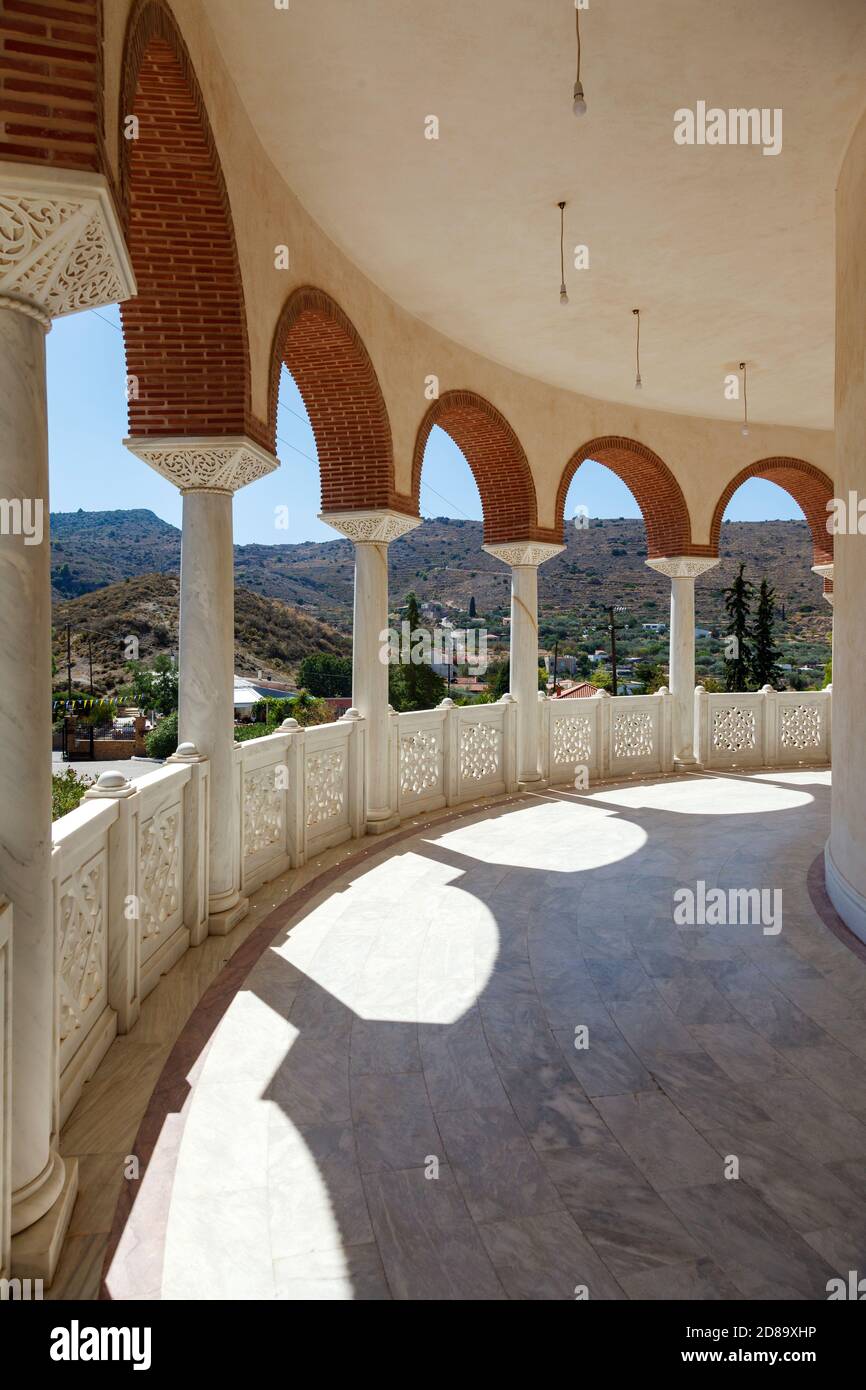 Arches au temple principal du monastère d'Agios Nektarios, sur l'île d'Aegina, en Grèce, en Europe. Banque D'Images