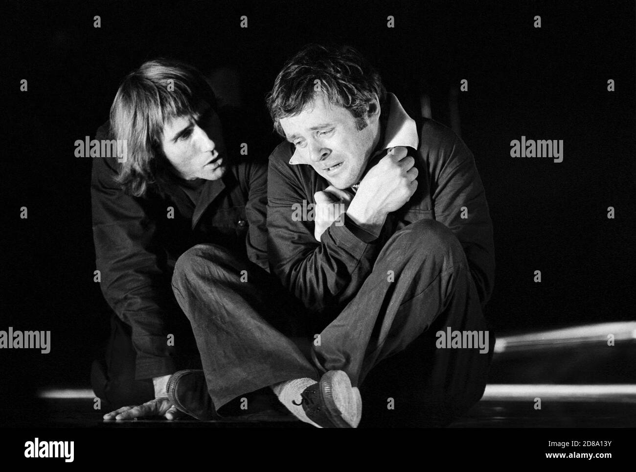l-r: Jim Dale (architecte), Anthony Hopkins (empereur) dans L'ARCHITECTE ET L'EMPEREUR D'ASSYRIE par Fernando Arrabal au Théâtre National (NT), Old Vic Theatre, Londres SE1 03/02/1971 traduit par Jean Benedetti design: Victor Garcia & Michael Launay éclairage: David Hersey réalisateur: Victor Garcia) Banque D'Images