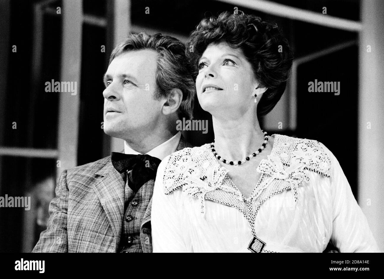 Anthony Hopkins (Julian Fichtner), Samantha Eggar (Irene Herms) sur LA ROUTE SOLITAIRE par Arthur Schnitzler au Old Vic, Londres SE1 06/02/1985 version anglaise par Ronald Adam et Christopher Fettes an Yvonne Arnaud Theatre, Guildford conception de la production: Maria Bjornson Lighting: Paul Pyant réalisateur: Christopher Fettes Banque D'Images