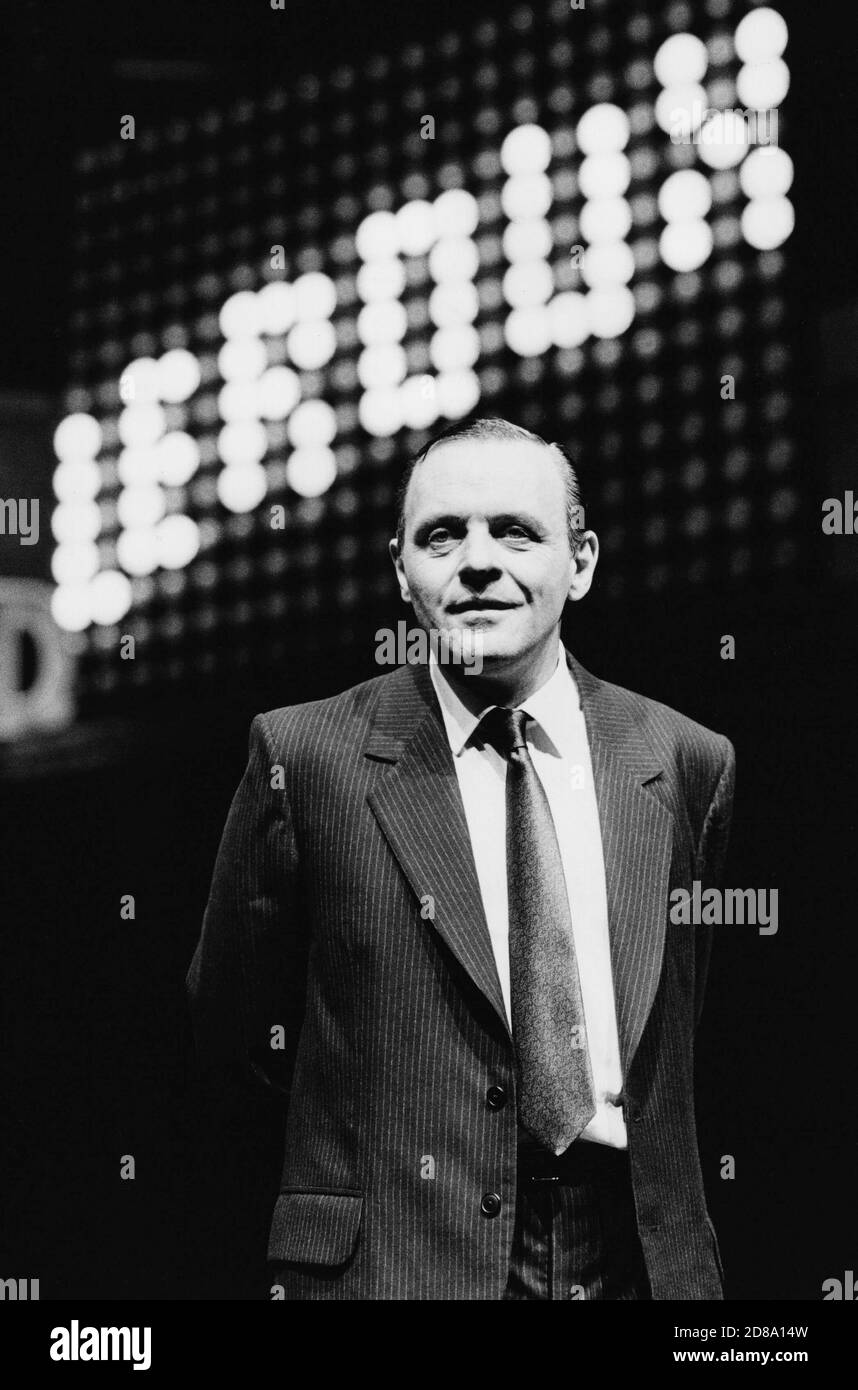 Anthony Hopkins (Lambert le Roux) à PRAVDA écrit et réalisé par David Hare à l'Olivier Theatre, National Theatre (NT), Londres SE1 02/05/1985 Set design: Hayden Griffin costumes: Lindy Hemming Banque D'Images
