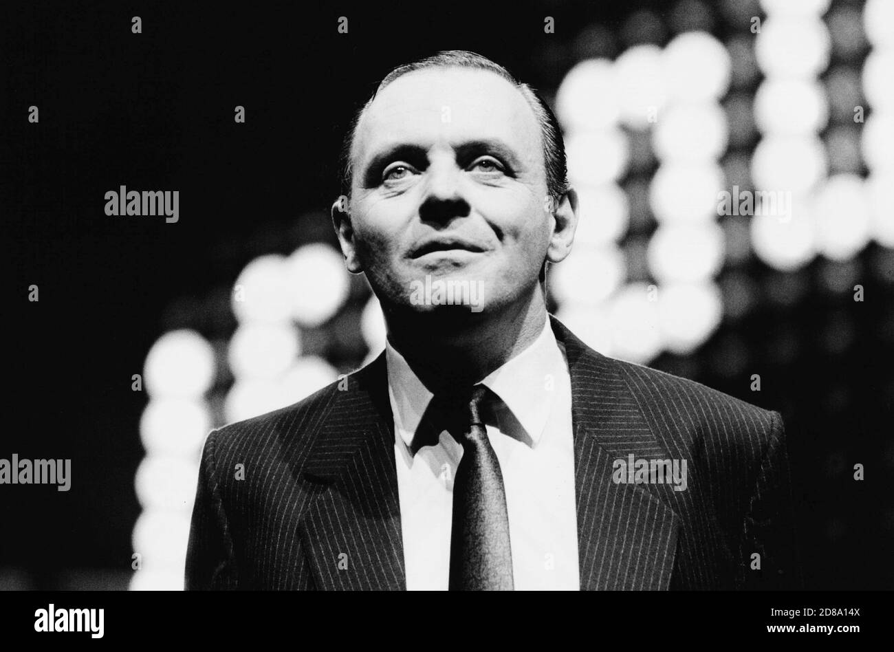 Anthony Hopkins (Lambert le Roux) à PRAVDA écrit et réalisé par David Hare à l'Olivier Theatre, National Theatre (NT), Londres SE1 02/05/1985 Set design: Hayden Griffin costumes: Lindy Hemming Banque D'Images