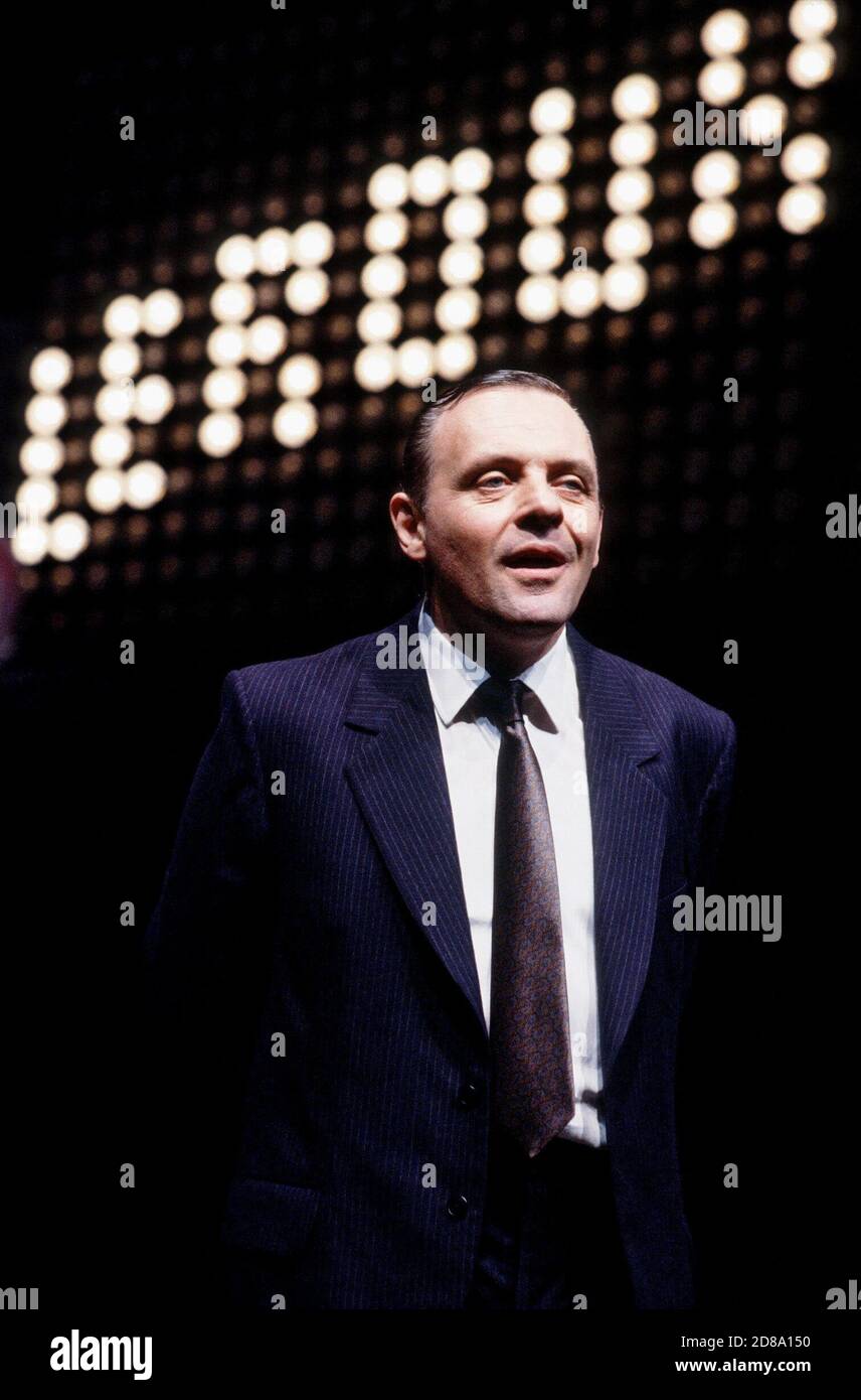 Anthony Hopkins (Lambert le Roux) à PRAVDA écrit et réalisé par David Hare à l'Olivier Theatre, National Theatre (NT), Londres SE1 02/05/1985 Set design: Hayden Griffin costumes: Lindy Hemming Banque D'Images