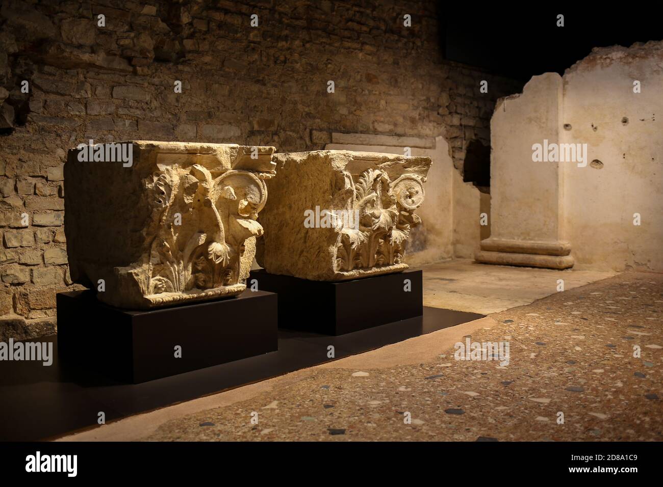 Brescia, Italie - 26 juin 2019 : décorations des ruines du Capitole de Brixia, un temple dédié à la Triade Capitoline -Jupiter, Juno et Mine Banque D'Images