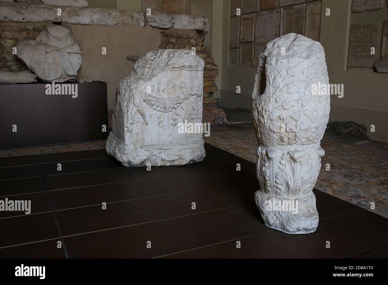 Brescia, Italie - 26 juin 2019 : décorations des ruines du Capitole de Brixia, un temple dédié à la Triade Capitoline -Jupiter, Juno et Mine Banque D'Images