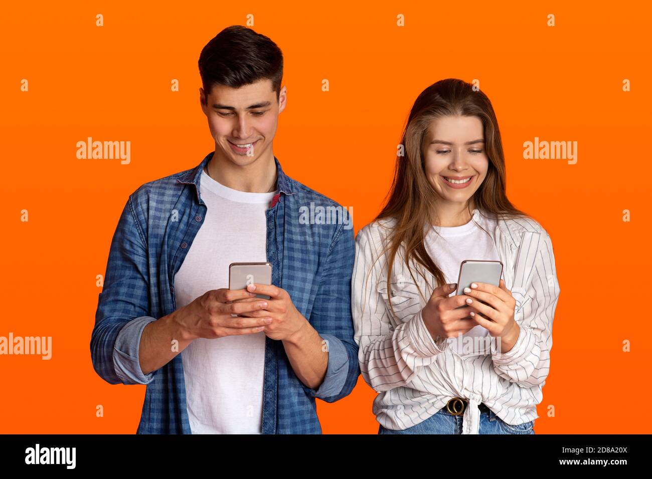 Remises sur la boutique en ligne, promotions sur les applications mobiles et SMS avec des amis Banque D'Images