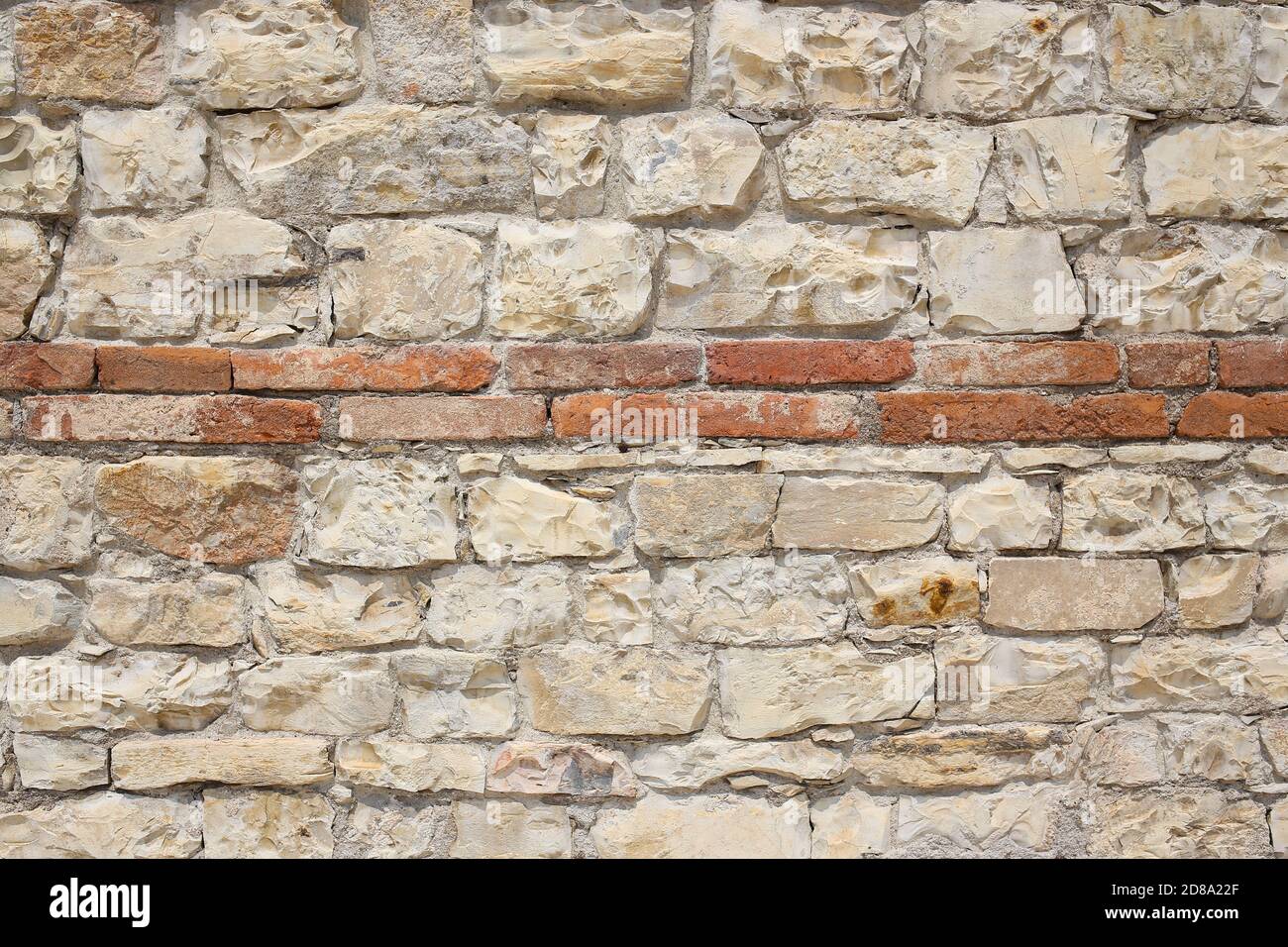 Brescia, Italie -26 juin 2019 : la collection d'inscriptions romaines insérées dans les murs reconstruits du parc archéologique de Brescia Romana de Brixia. Banque D'Images