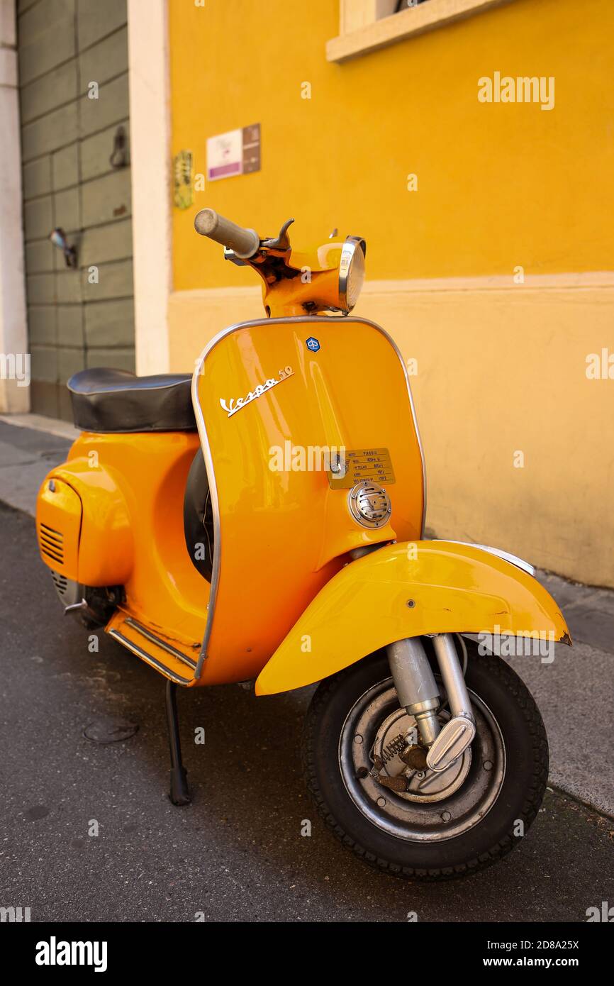 Orange vespa motorbike Banque de photographies et d'images à haute  résolution - Alamy