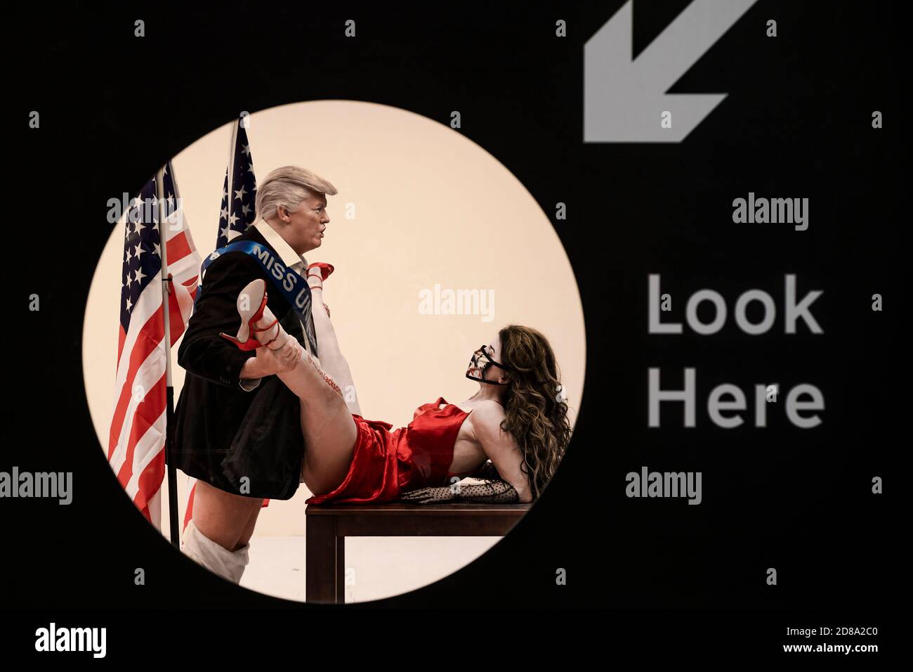 Londres, Royaume-Uni. 28 octobre 2020. Donald Trump caricature dans une position de compromis avec Miss America - une œuvre satirique d'Alison Jackson à la Soho Revue Gallery. Crédit : Guy Bell/Alay Live News Banque D'Images