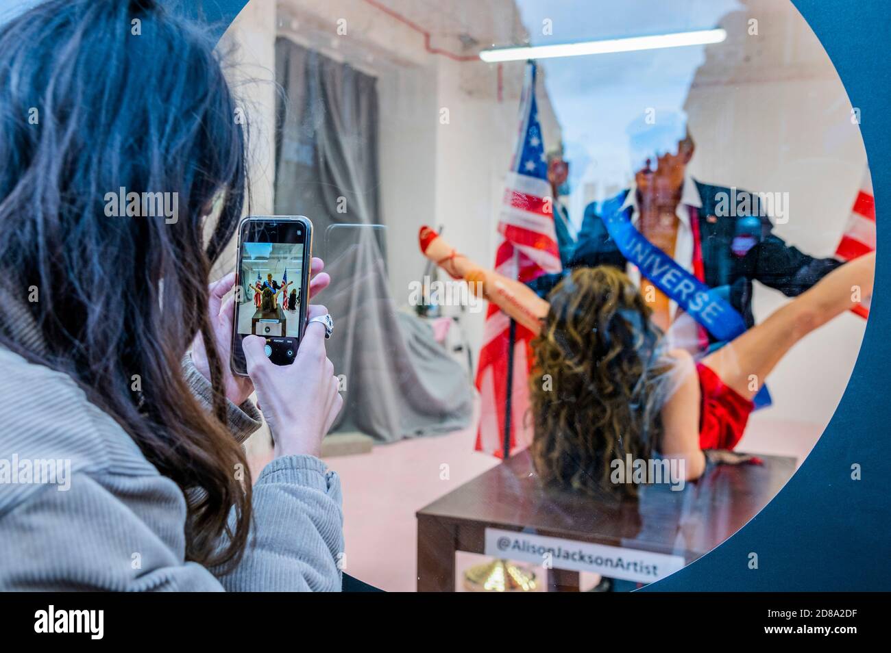 Londres, Royaume-Uni. 28 octobre 2020. Donald Trump caricature dans une position de compromis avec Miss America - une œuvre satirique d'Alison Jackson à la Soho Revue Gallery. Crédit : Guy Bell/Alay Live News Banque D'Images