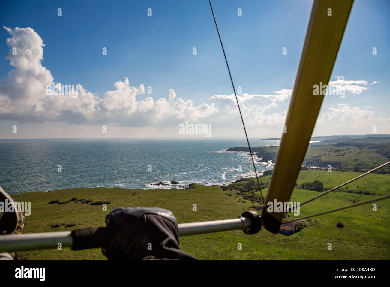 Parapente en tandem sur les rives de la mer Noire près de la ville d'Ahtopol. Jour d'automne ensoleillé, couleurs des paysages et paysages et paysages marins étonnants, Bulgarie Banque D'Images