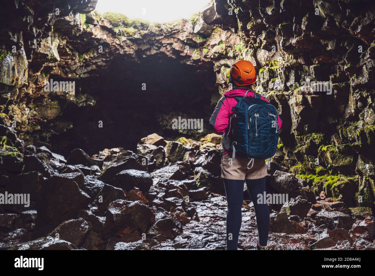 Une femme voyageur explore le tunnel de lave en Islande. Raufarholshellir est un beau monde caché de caverne. C'est l'une des plus longues et des plus connues lave Banque D'Images