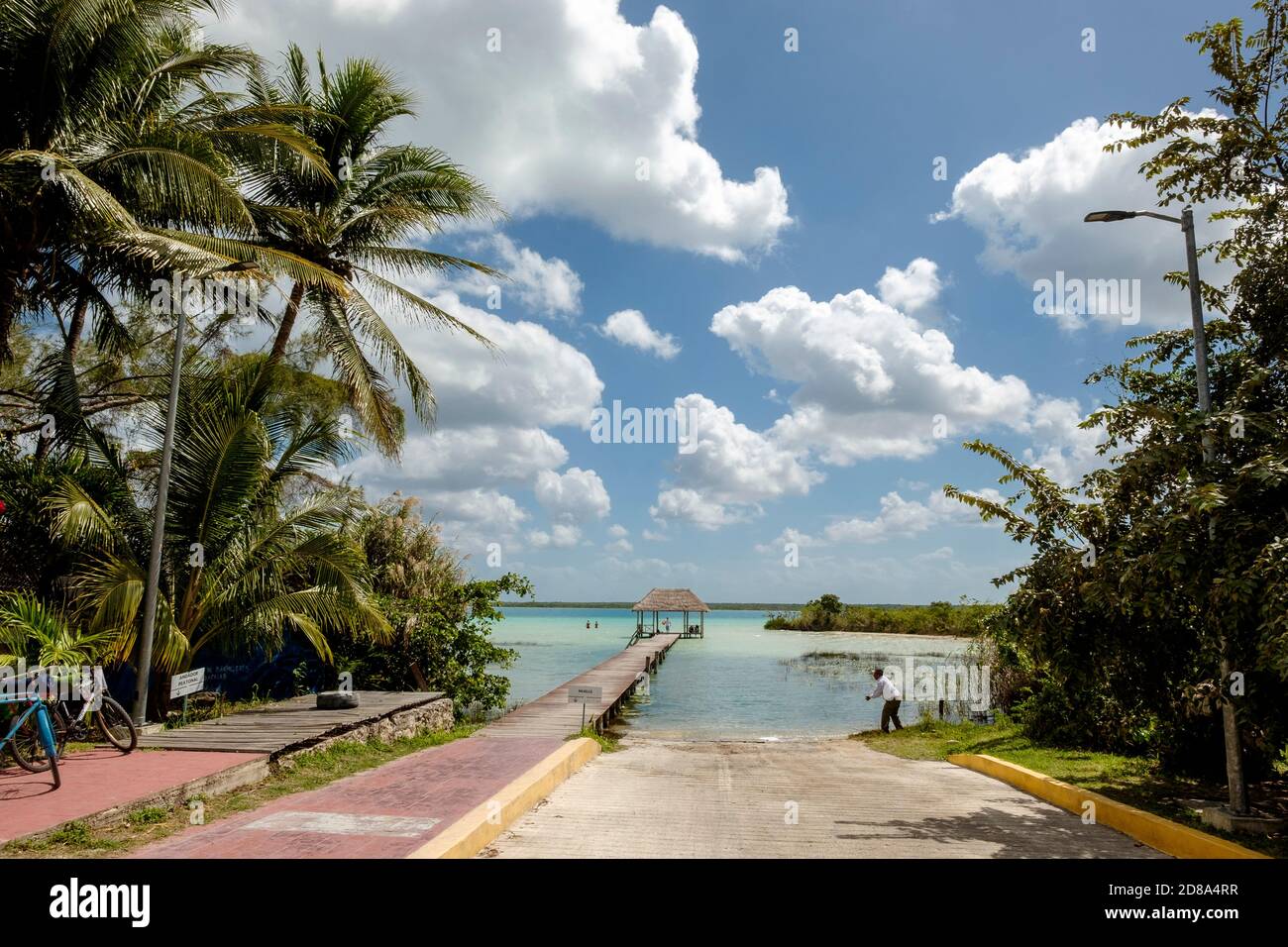 Bacalar, Yucatan, Mexique - 10 mars 2020 : jetée accessible au public dans la lagune de Bacalar, Quintana Roo, Mexique. Une grande partie de l'accès direct au Banque D'Images