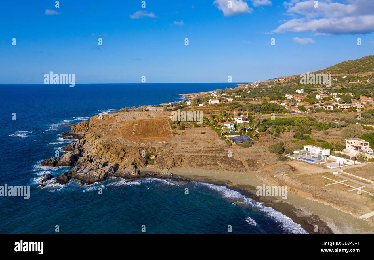 Vue aérienne du littoral et du village de Nea Dimmata sur la côte nord-ouest de Chypre Banque D'Images