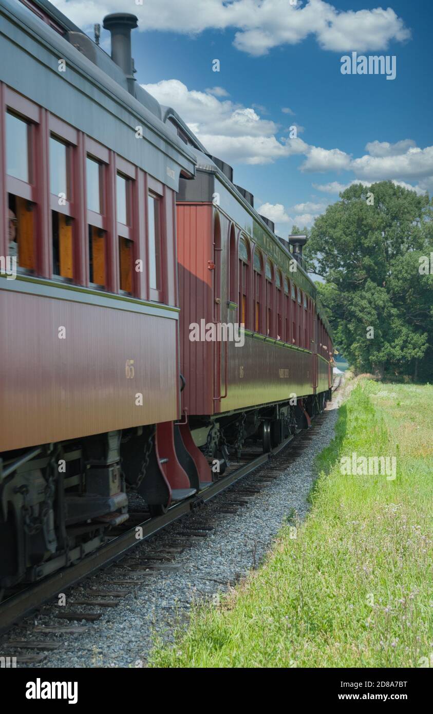 Train de passagers à vapeur traversant la campagne depuis la vue sur le train Une journée ensoleillée Banque D'Images