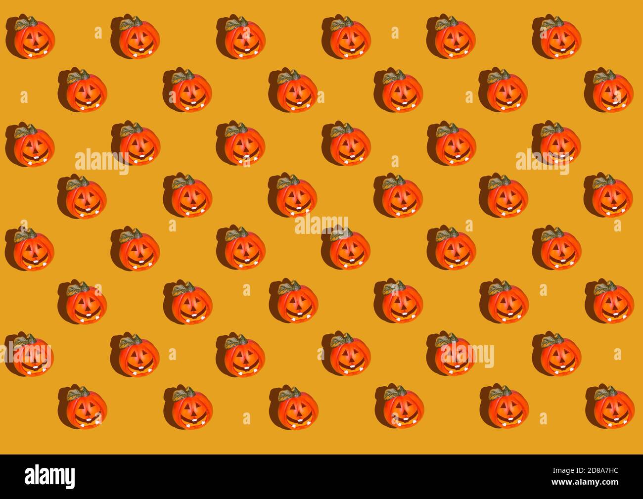 Motif citrouille, citrouilles décoratives sur fond jaune orange, vue du dessus. Automne automne, Halloween concept. Ombre de la tendance. Banque D'Images