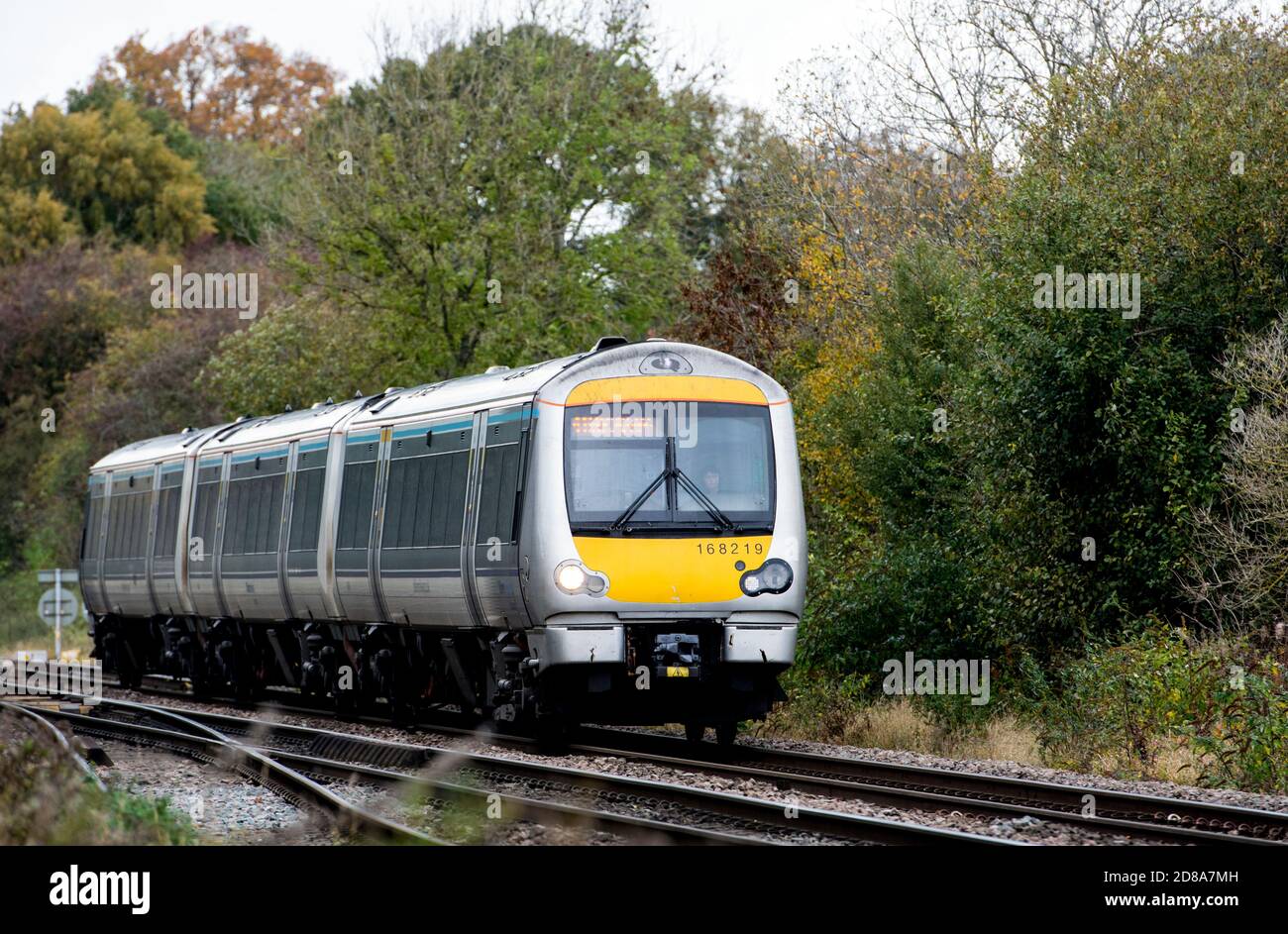 Train diesel de classe 168 de Chiltern Railways se dirigeant vers le sud depuis Shrewley Cutting, Warwickshire, Royaume-Uni Banque D'Images