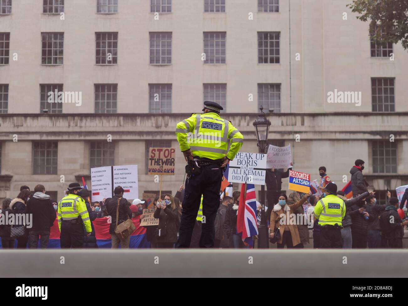 La paix pour l'Arménie proteste dans Whitehall à l'extérieur de Downing Street. Homme de police à lui seul regardant la protestation. Accent sur la police. Londres Banque D'Images