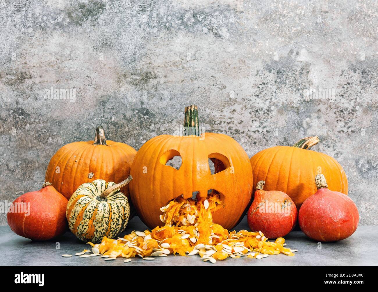 Drôle de famille de citrouilles sur fond de pierre grise Banque D'Images