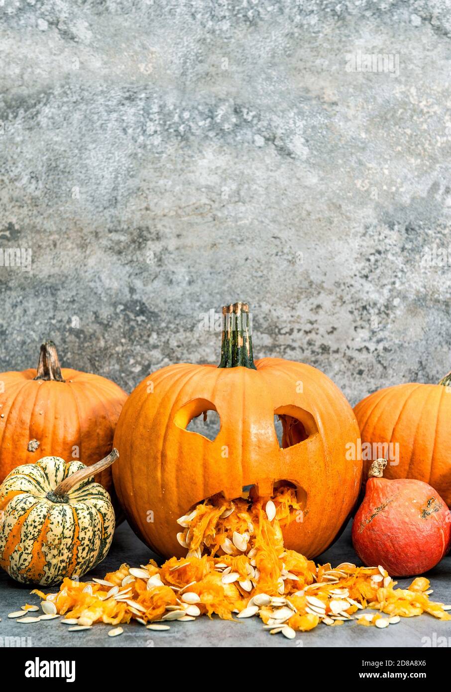 Citrouille sur fond gris. Décoration d'Halloween Banque D'Images