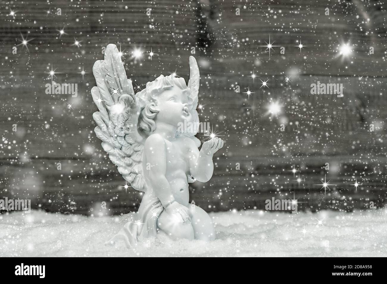 Ange dans la neige avec des flocons de neige et des étoiles. Décoration de Noël Banque D'Images