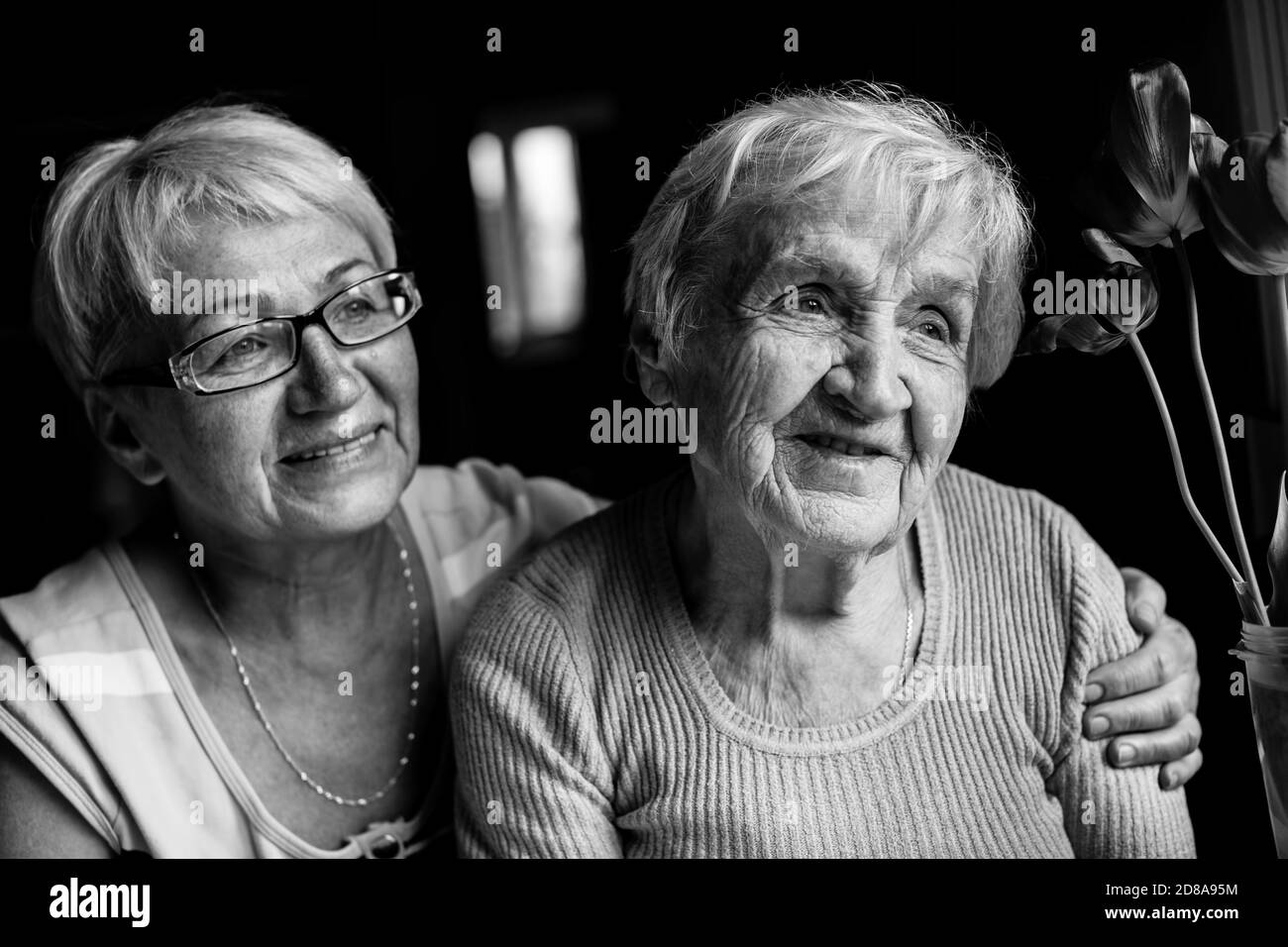 Jolie vieille femme âgée Banque d'images noir et blanc Alamy — free download