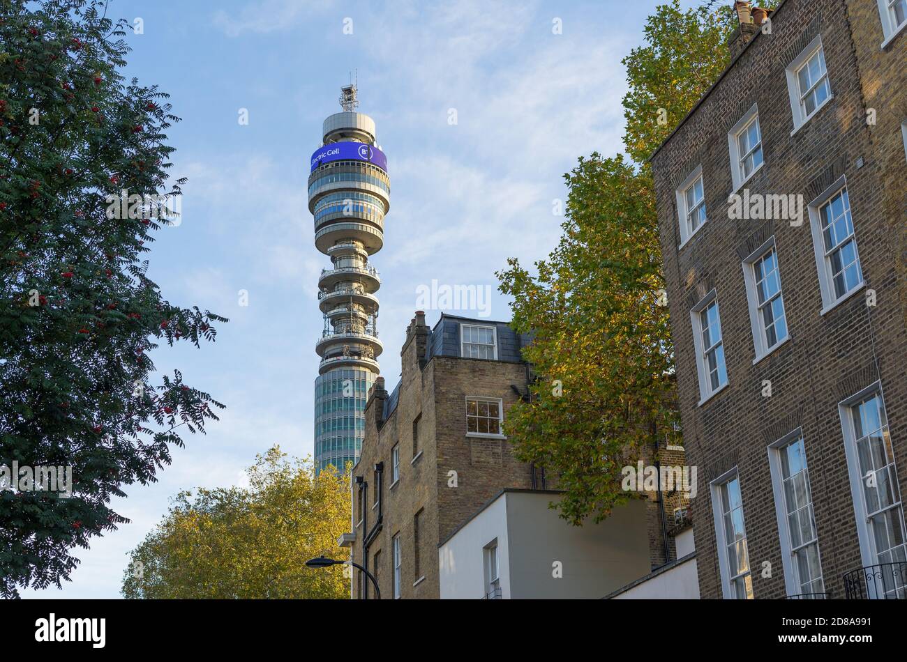 La tour de télécommunication BT vue de la rue sous les maisons de Fitzrovia. Londres Banque D'Images