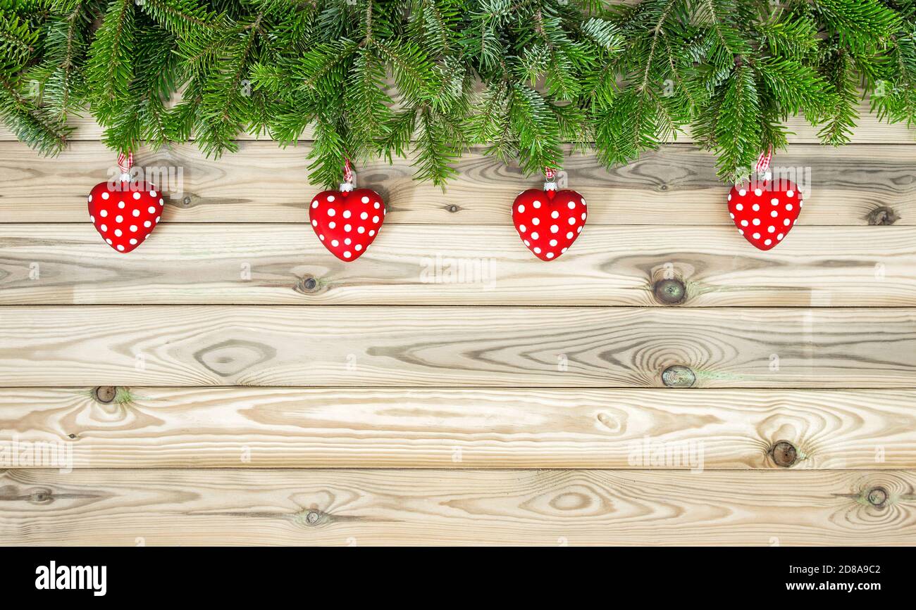 Décoration de Noël cœur rouge ornements branches de pin Banque D'Images
