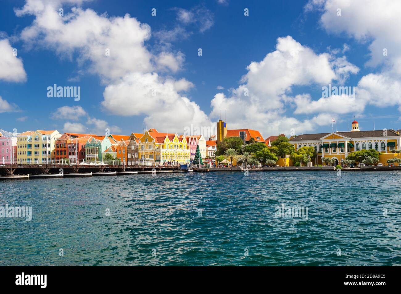 Curaçao, Antilles néerlandaises - 29 décembre 2016 : bâtiments colorés et ciel bleu dans le port de Willemstad Banque D'Images
