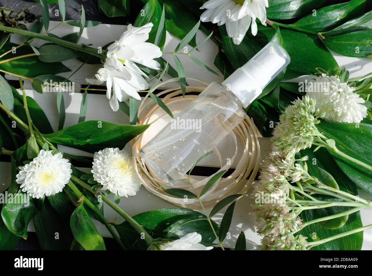 Gel pour le visage collagène peptides. Produit de beauté pour les soins de l'âge. Gel pour le visage acide hyaluronique flacon sans marque avec liquide transparent. Produit cosmétique anti-rides. Banque D'Images