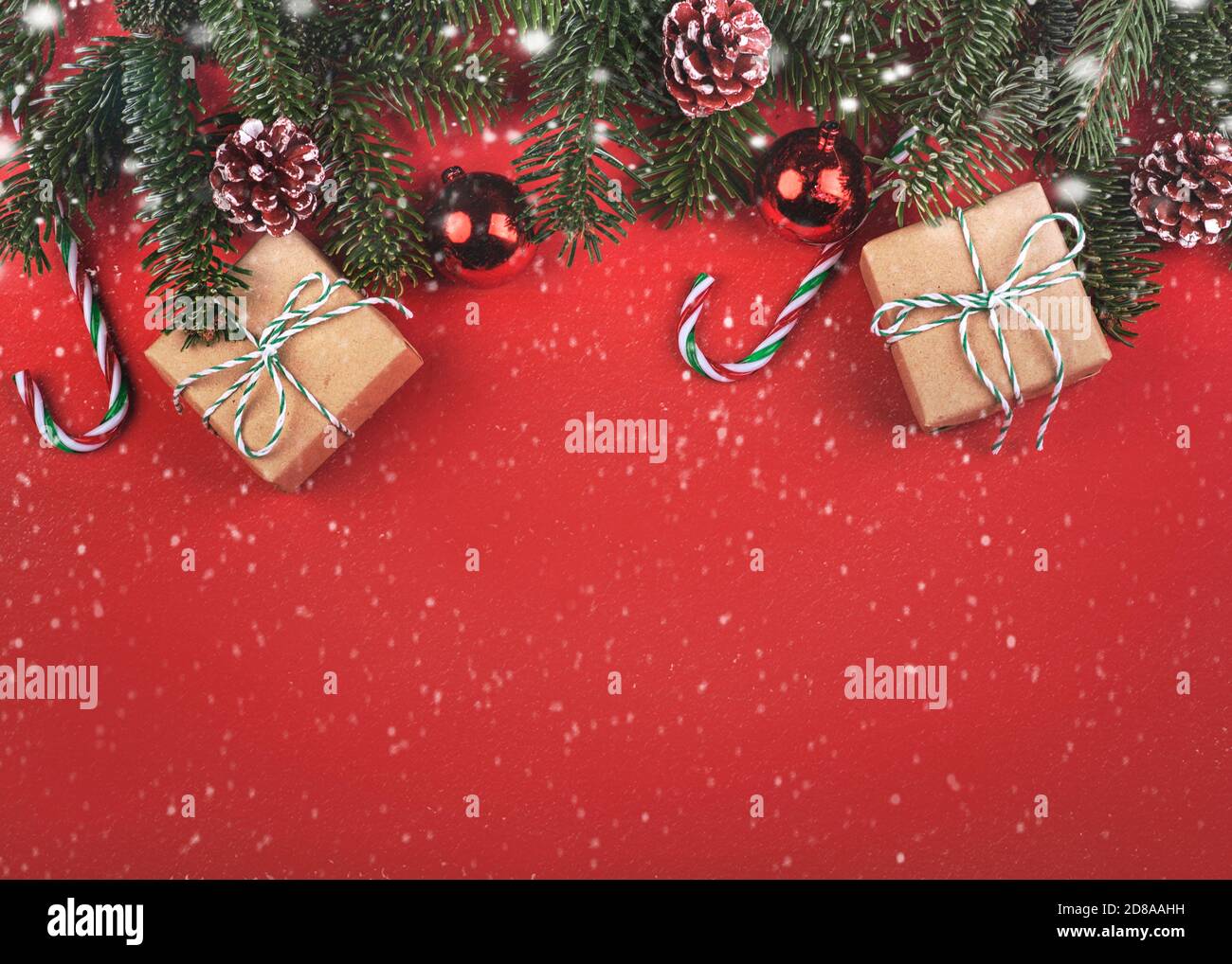 Merry Christmas.Christmas concept background.Christmas Tree branches et Noël avec des flocons de neige sur fond rouge Banque D'Images