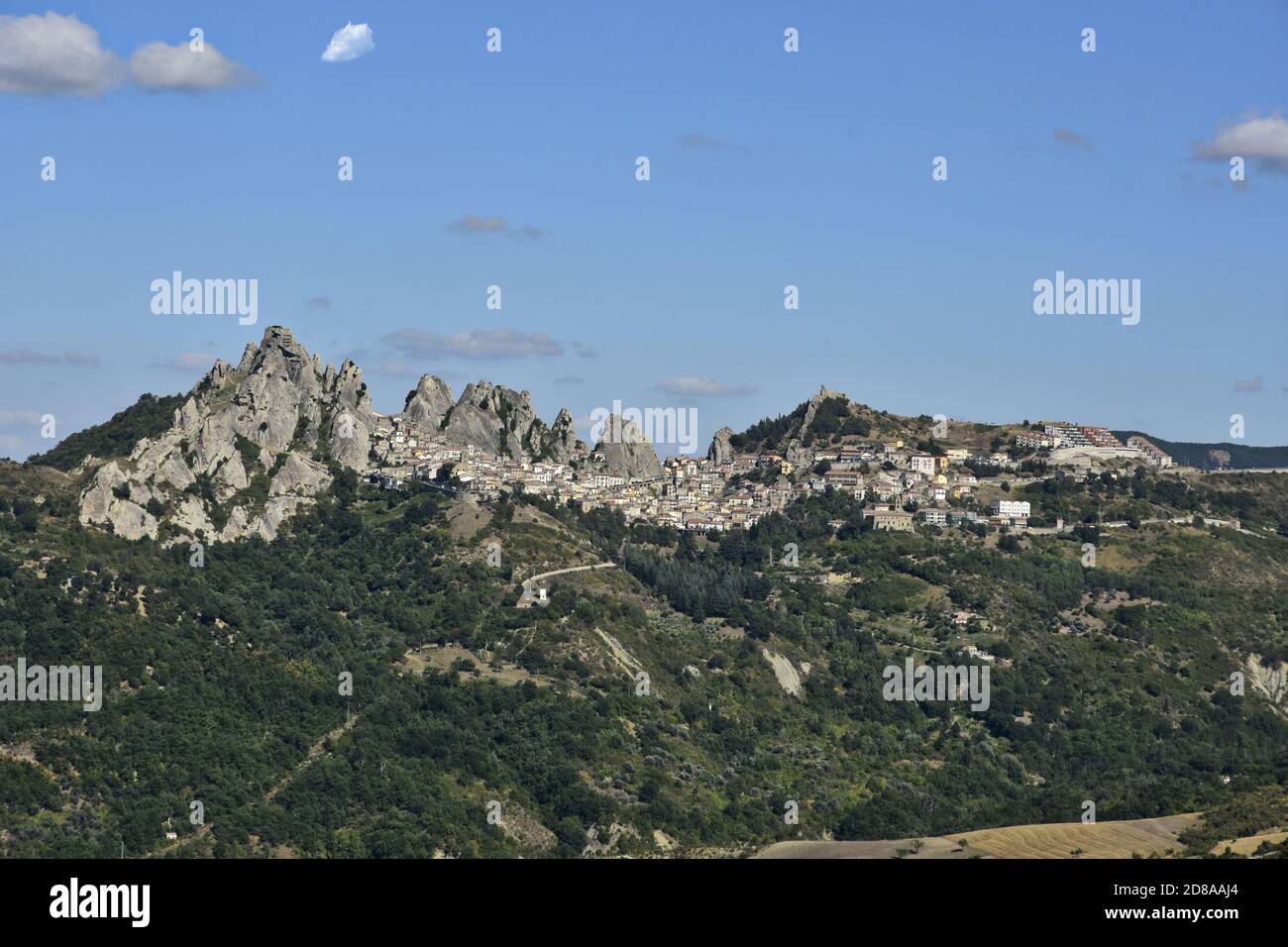 Vue panoramique sur Pietrapertosa, une vieille ville située dans les montagnes de la région de Basilicate, en Italie. Banque D'Images