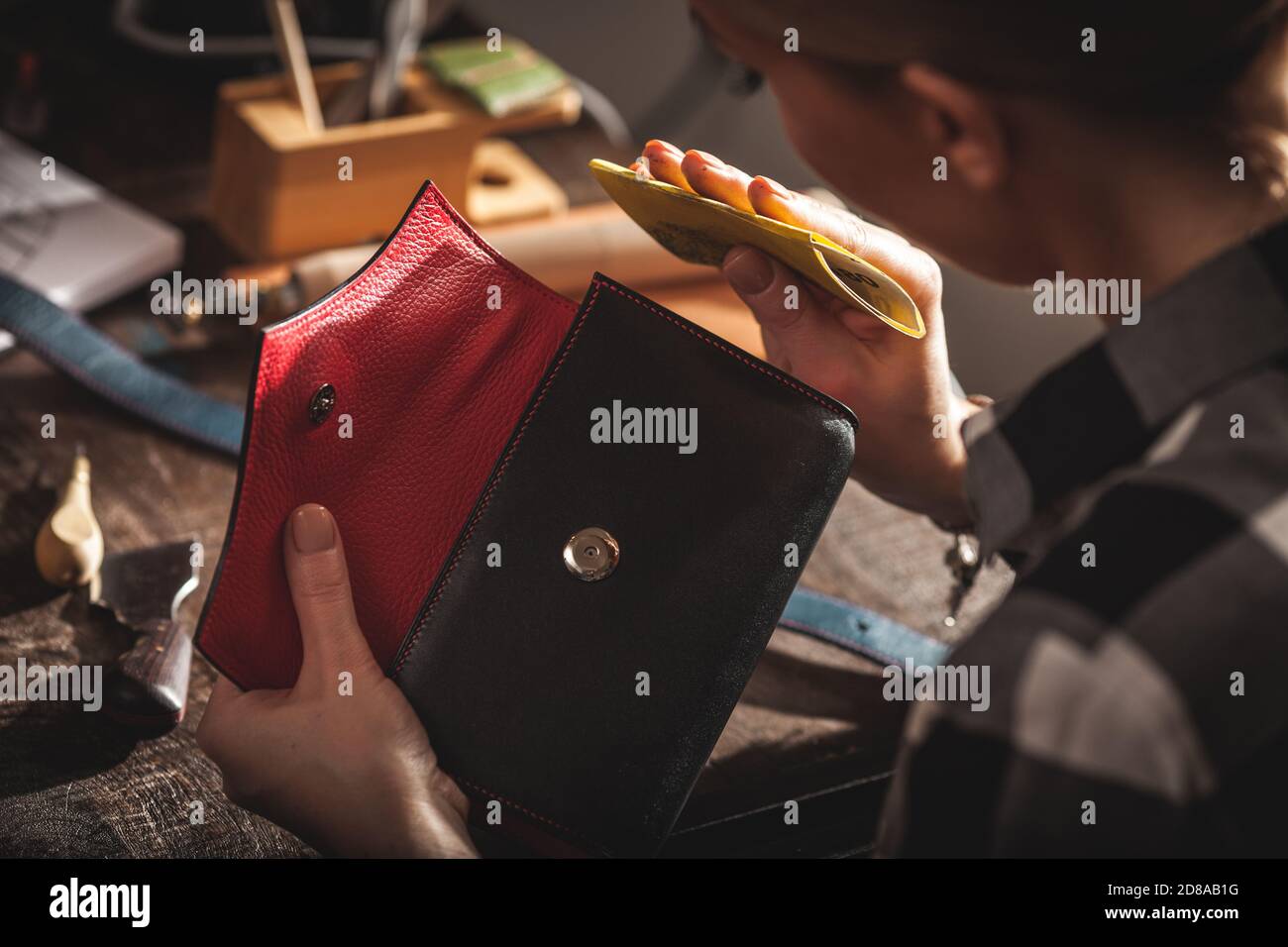 Un artisan de sac à main en cuir au travail dans un atelier vintage. Concept de petite entreprise Banque D'Images