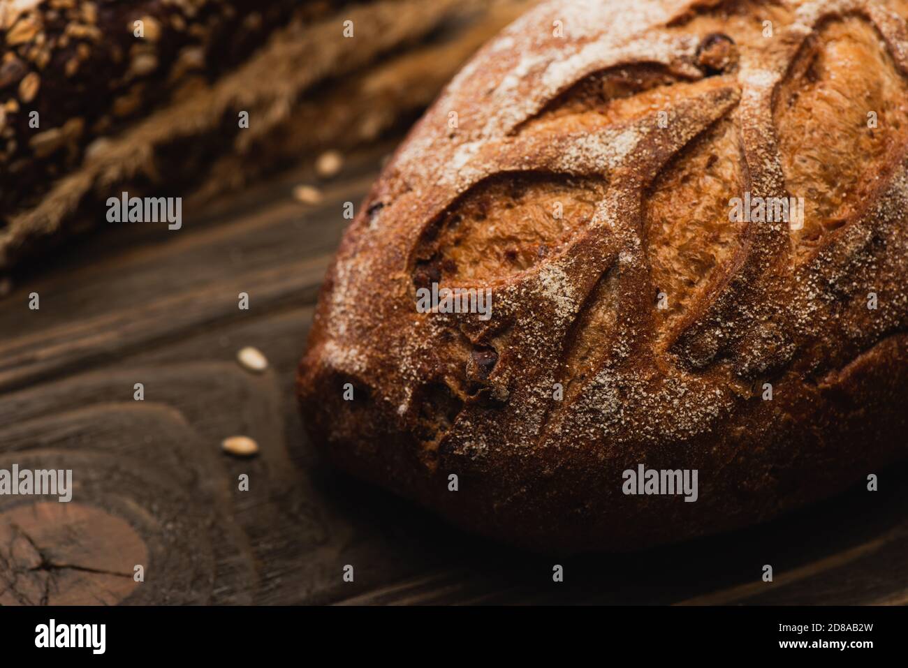 foyer sélectif de pain frais cuit sur la surface en bois Banque D'Images