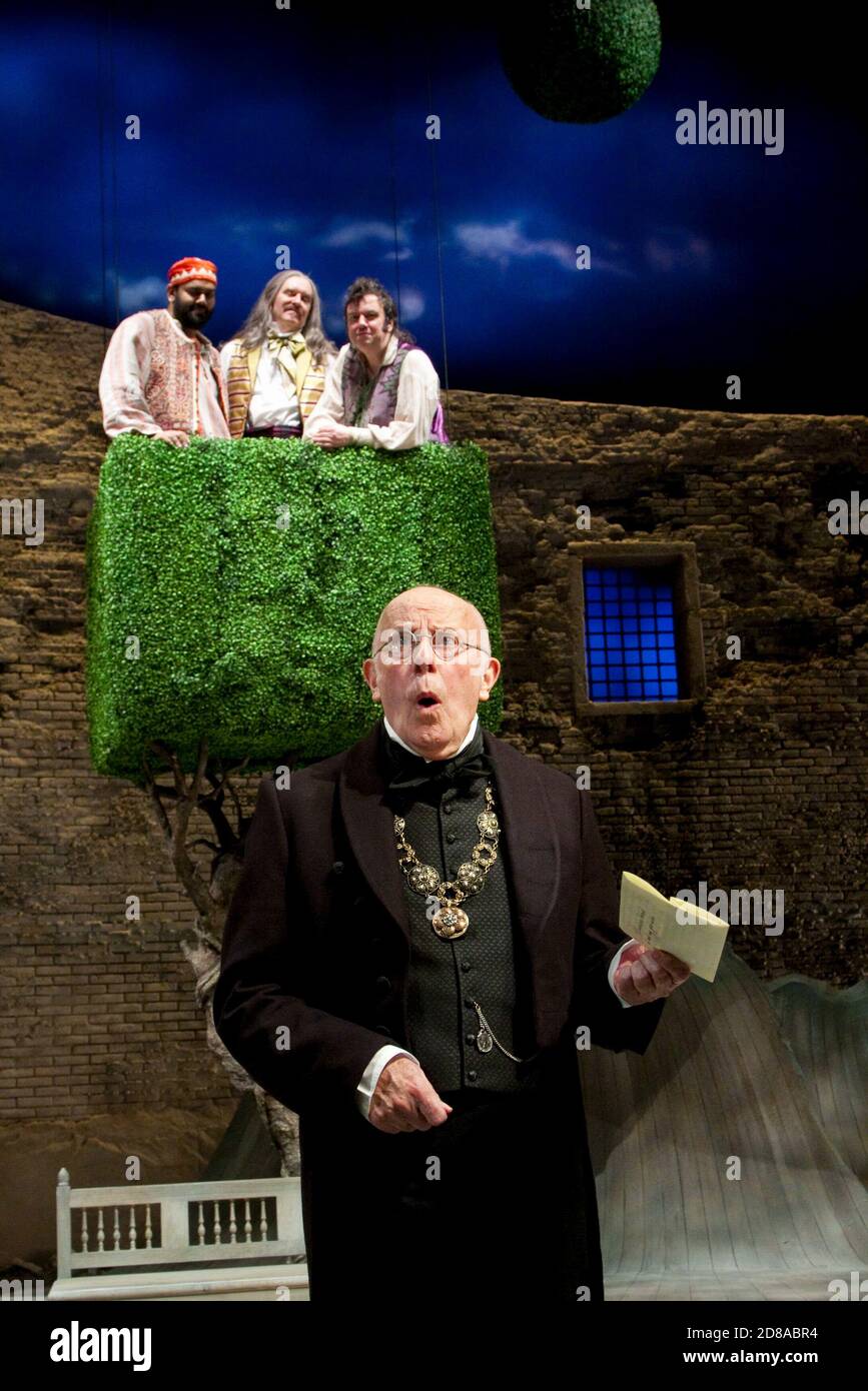 Haut, l-r: Tony Jayawardena (Fabian), James Fleet (Sir Andrew Aguecheek), Richard McCabe (Sir Toby Belch) ci-dessous: Richard Wilson (Malvolio) dans LA DOUZIÈME NUIT par Gregory Shakespeare à la Royal Shakespeare Company (RSC), Courtyard Theatre, Stratford-upon-Avon, Angleterre 21/10/2009 conception: Robert Jones Lighting: Tim Mitchell réalisateur Banque D'Images